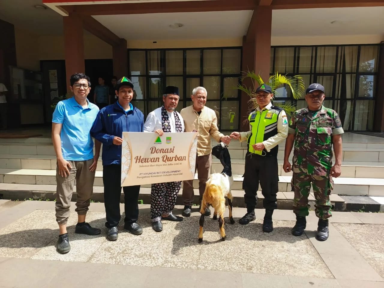 Penyerahan Hewan Qurban dalam rangka Idul Adha 1445 H